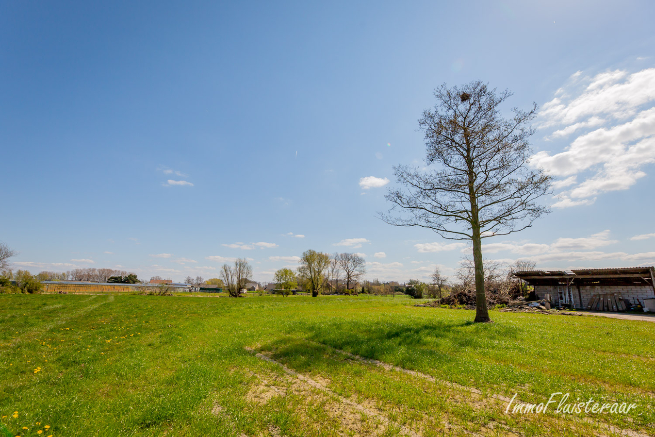 Voyante woning met stalgebouw en aanpalende weiden op 9.599m&#178; 