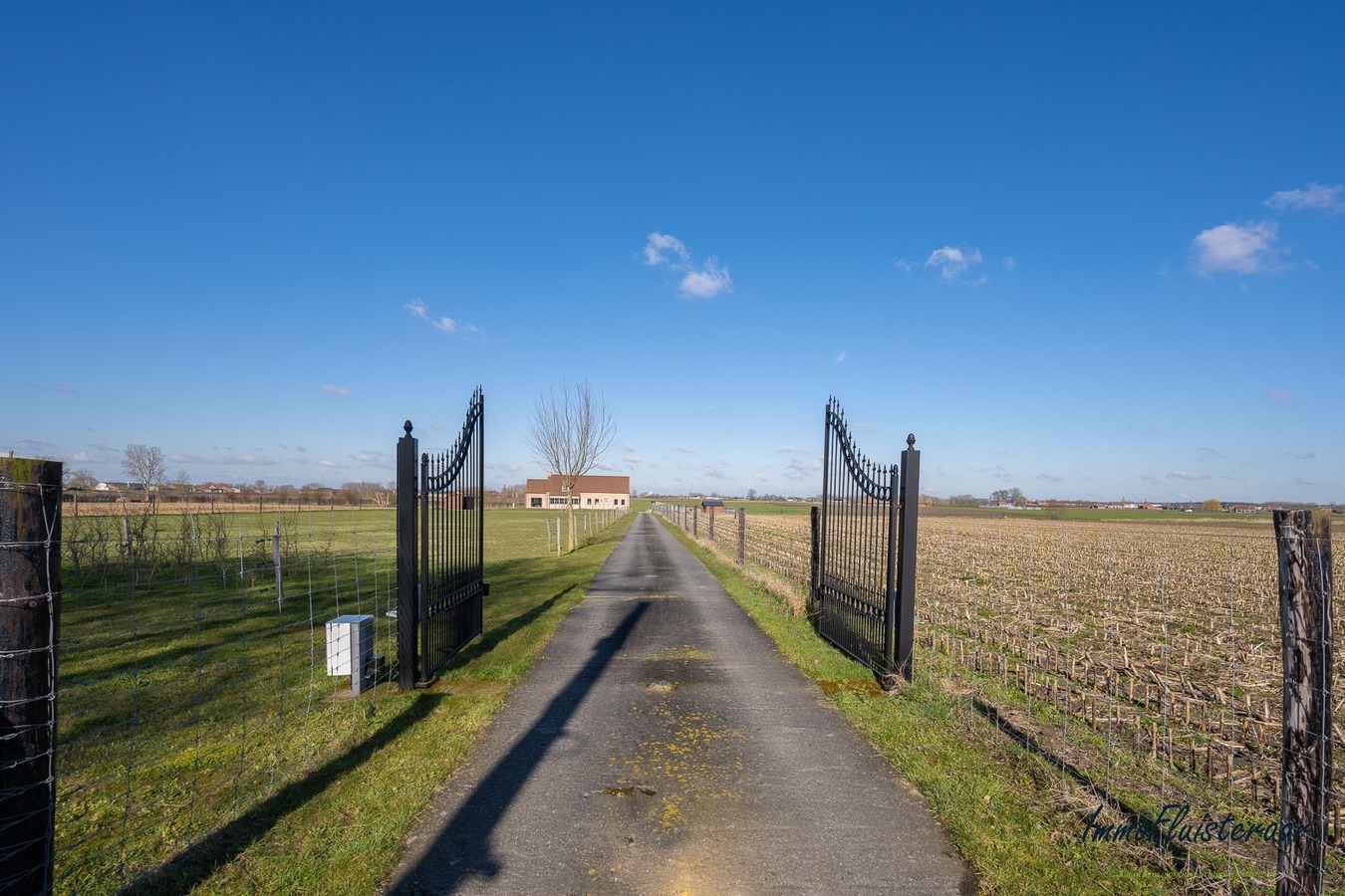 Rustig gelegen villa te Kortemark op ca. 1,6 ha met prachtige vergezichten 