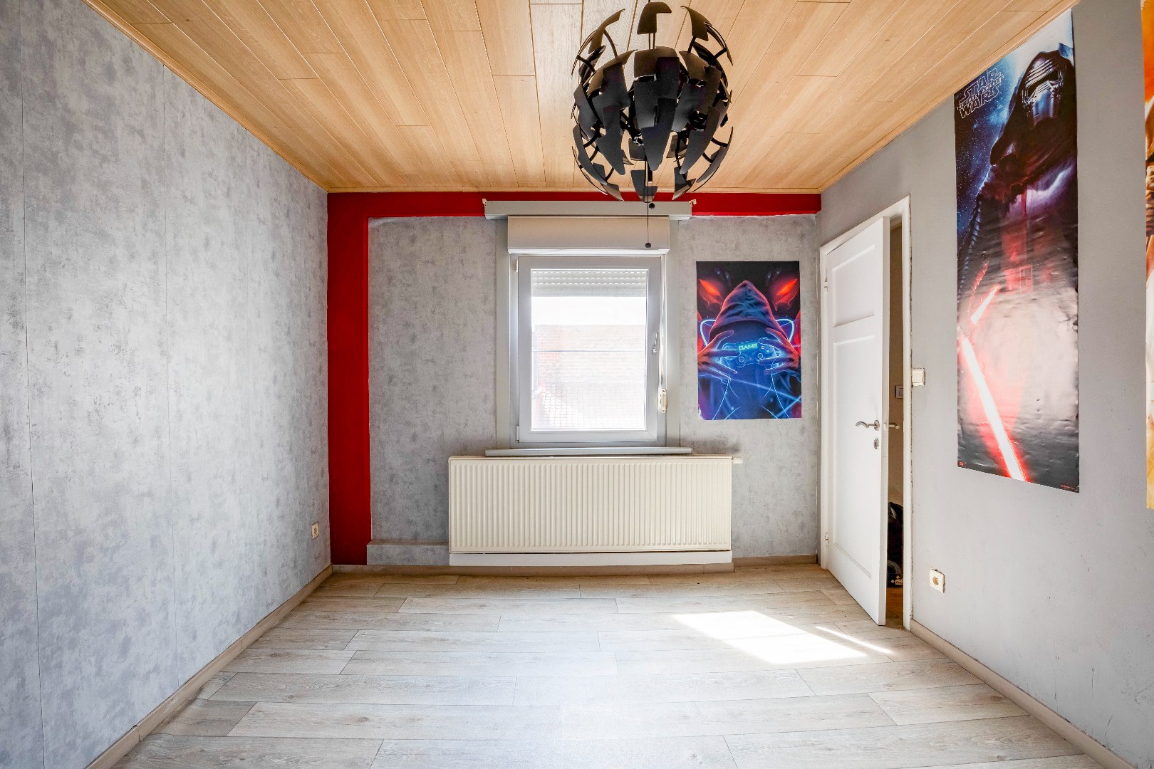 Toffe woning in rij met ingerichte tuin en garagebox 