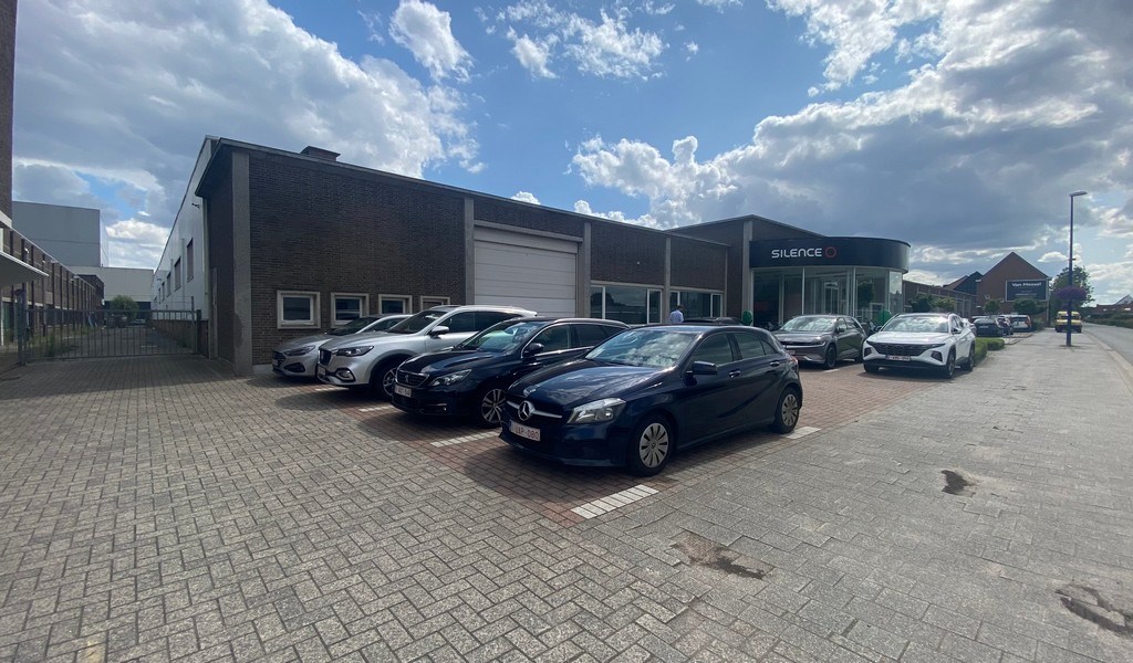 Bedrijfspand met showroom en kantoor te huur in Kontich
