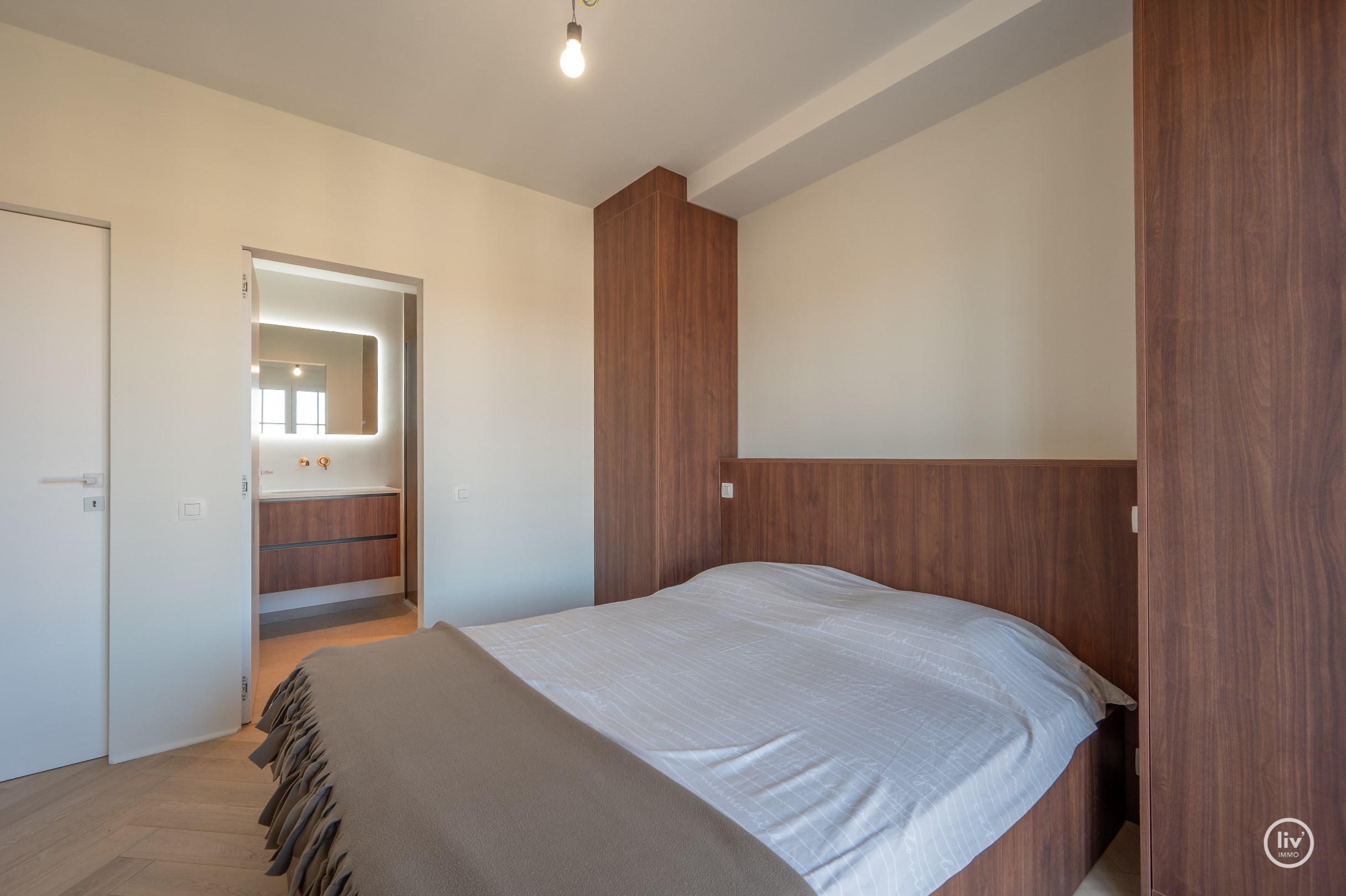 Gerenoveerd, lichtrijk appartement met 3 slaapkamers voorzien van alle luxe, gelegen op de Lippenslaan te Knokke. 