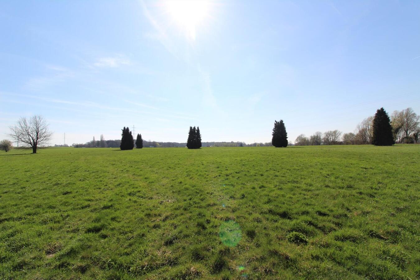 EN OPTION - Maison &#224; r&#233;nover dans un cadre rural avec annexes et prairies sur environ 6.7ha &#224; Nivelles (Brabant Wallon) 