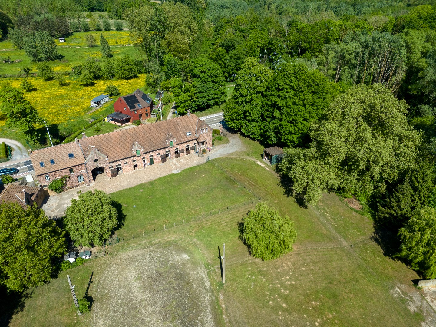 Te koop: Charmante boerderij met paardenstallen van 1ha op toplocatie in Boutersem - bewoonbare opp. 158 m&#178; (uitbreiding mogelijk) 