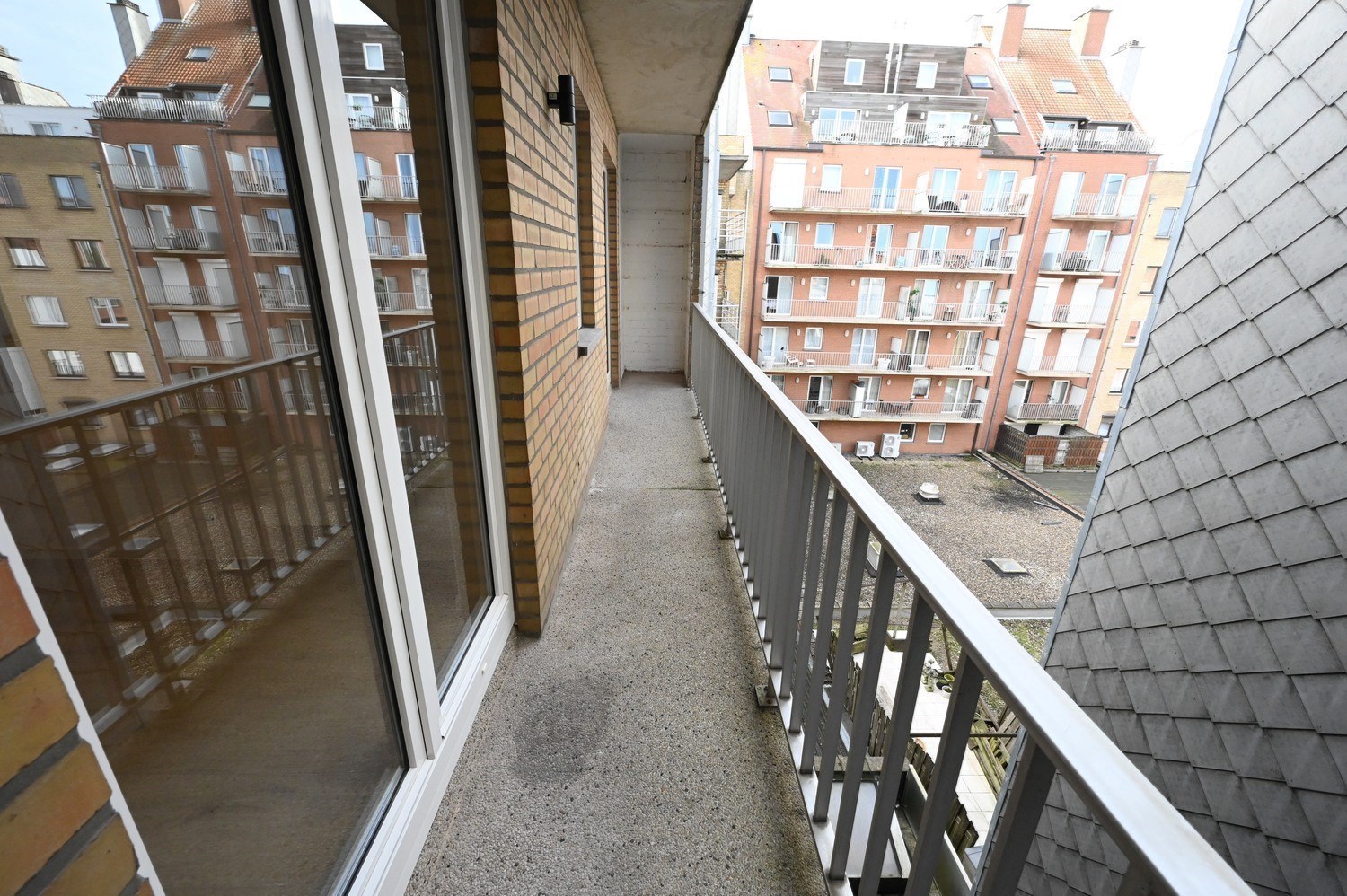 Non-meubl&#233; - Neuf - Appartement luxueusement r&#233;nov&#233; avec 3 chambres et une VUE D&#201;GAG&#201;E sur la place du Bourgmestre Frans Desmidt. 