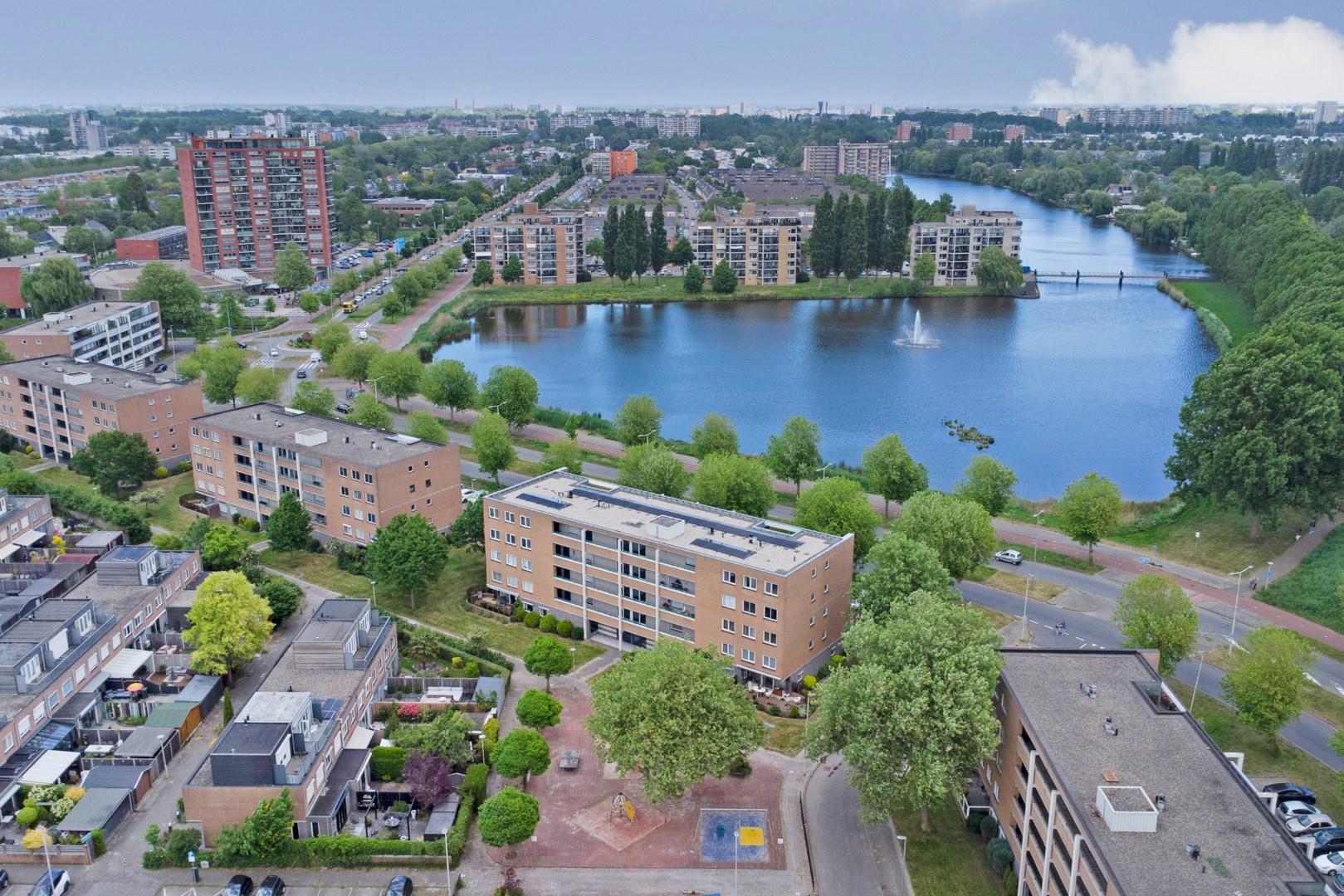 Op een fantastische locatie gelegen 3-kamer woning op de 1e etage met uitzicht op &quot;de Vijver&quot; van Prinsenland. 