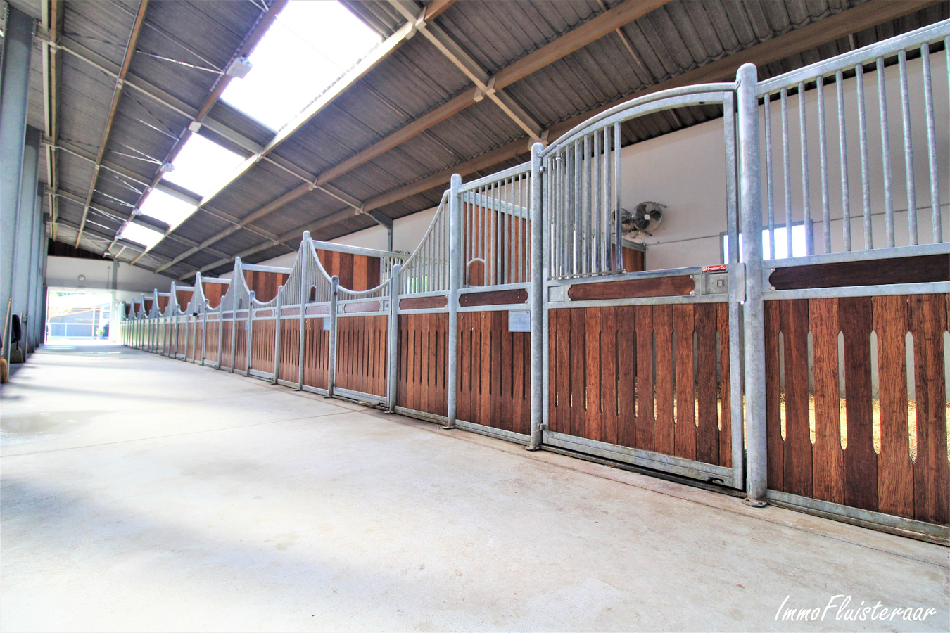 Professional recently built equestrian center on more than 3ha at Hannut (Luik/Li&#232;ge; Belgium) 