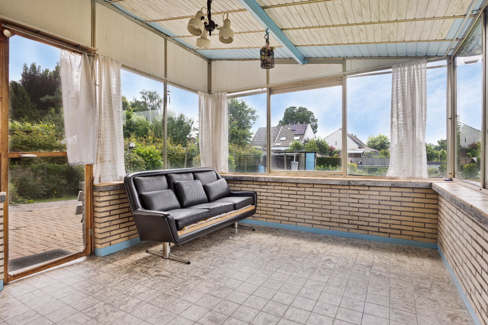 Bungalow &#224; r&#233;nover avec 2 &#224; 3 chambres, garage spacieux et jardin orient&#233; sud-ouest 