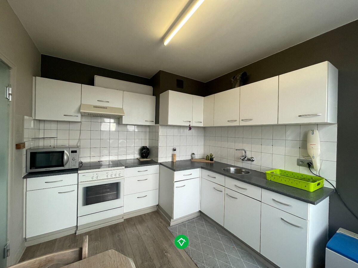 Lichtrijk appartement met twee slaapkamers en garage op een centrale ligging te Roeselare 