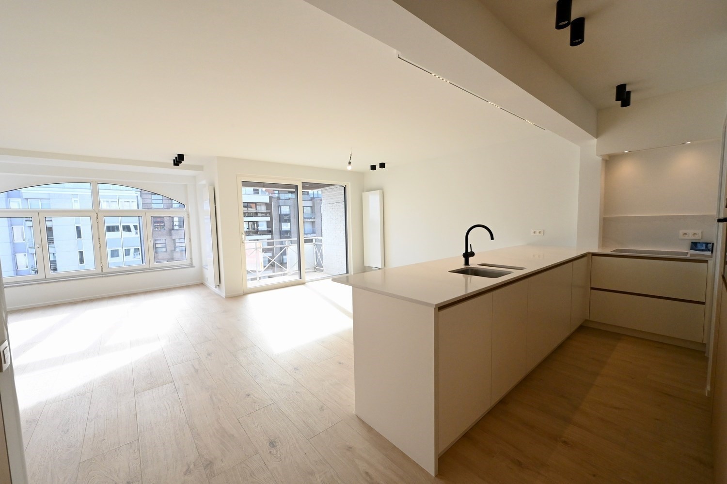 Non-meubl&#233; - Neuf - Appartement luxueusement r&#233;nov&#233; avec 3 chambres et une VUE D&#201;GAG&#201;E sur la place du Bourgmestre Frans Desmidt. 