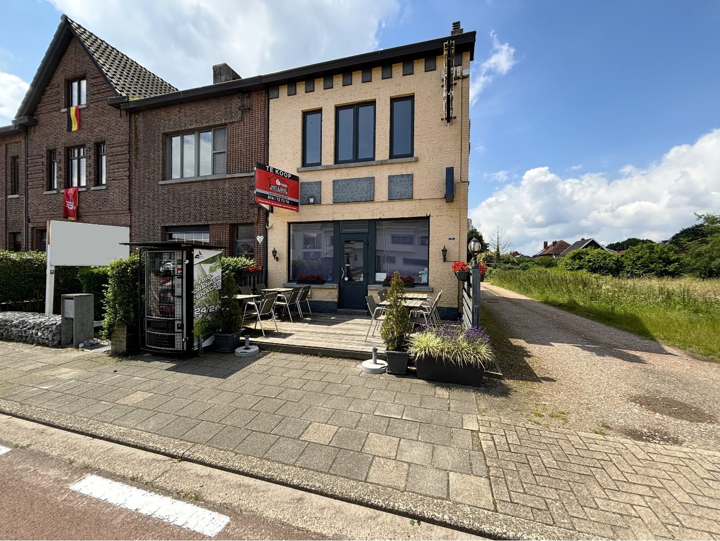 Handelspand met bovengelegen appartement in Leopoldsburg 