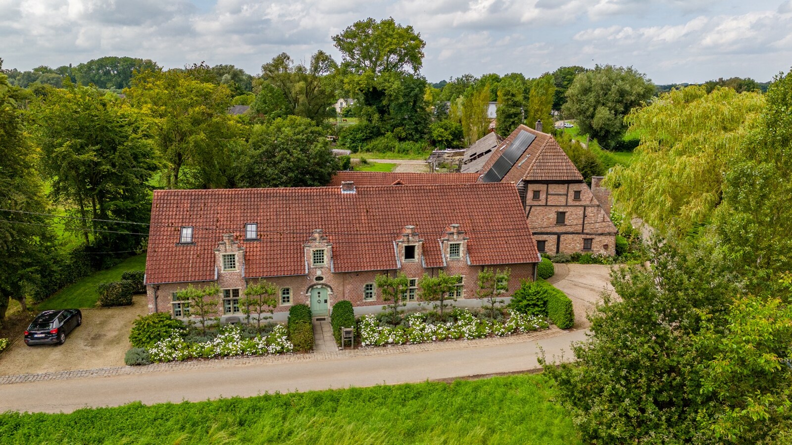 Prachtige, authentieke hoeve op ca. 6.619 m2 te Ranst (Optioneel bij te kopen B&amp;B met achterliggende bijgebouwen) 