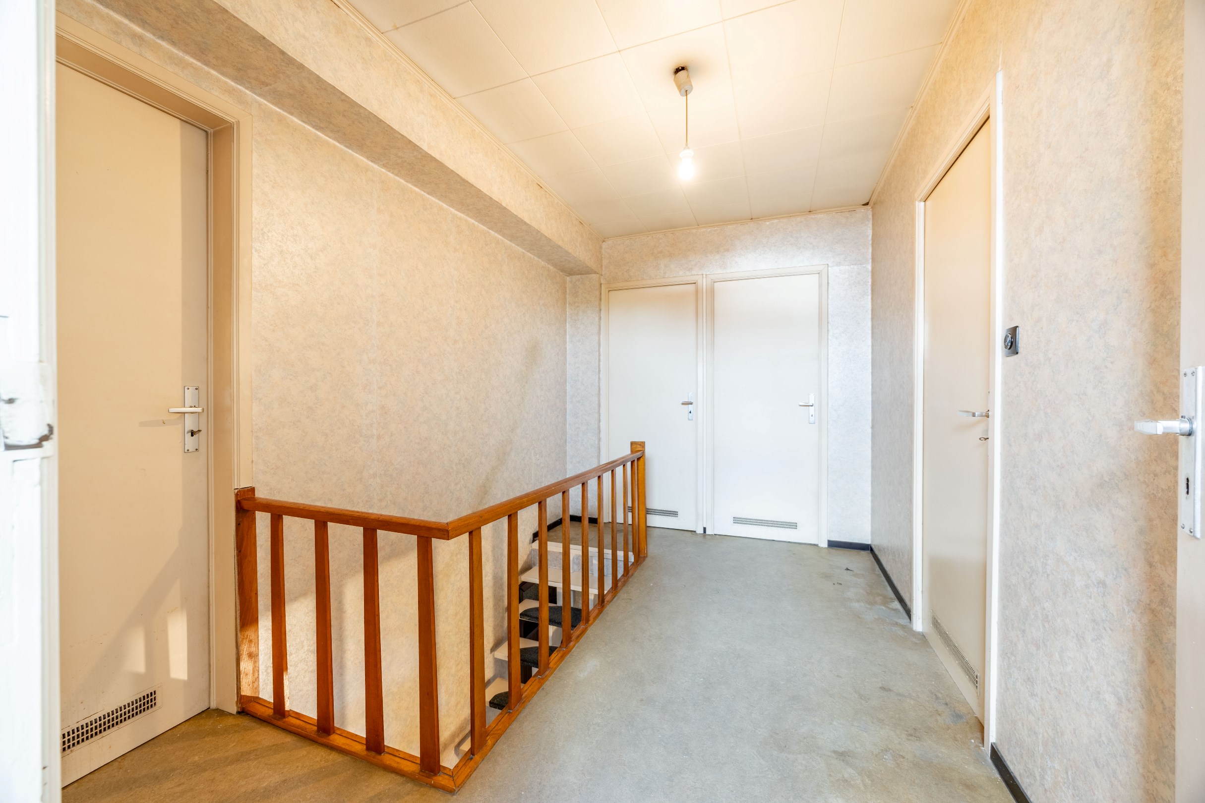 TE RENOVEREN WONING MET GARAGE 