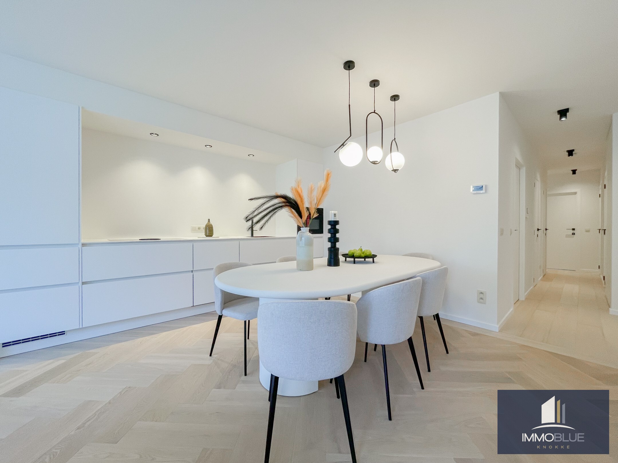 Volledig gerenoveerd lichtrijk appartement met een mooi zijdelings zeezicht, gelegen nabij het Driehoeksplein. 