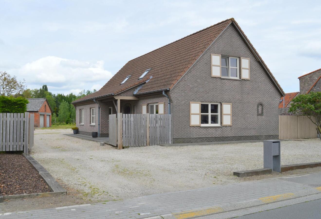 Ruime woning met stalgebouw op 6.723m&#178; te Waarschoot 