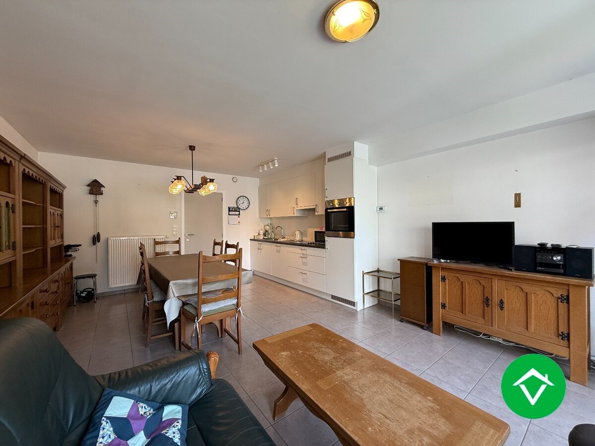 Gelijkvloers appartement op een centrale ligging met &#233;&#233;n slaapkamer, tuin en autostaanplaats te Roeselare 