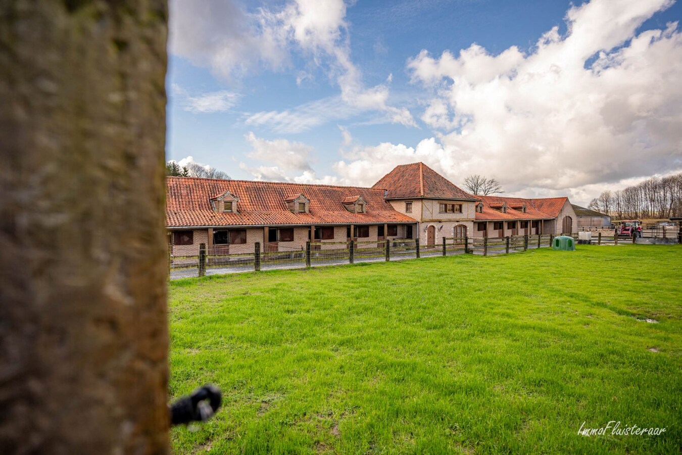 Magnifique complexe &#233;questre avec maison d&#39;entreprise, environ 33 &#233;curies et une piste int&#233;rieure sur plus de 5,6 hectares &#224; Bever (Brabant flamand). 