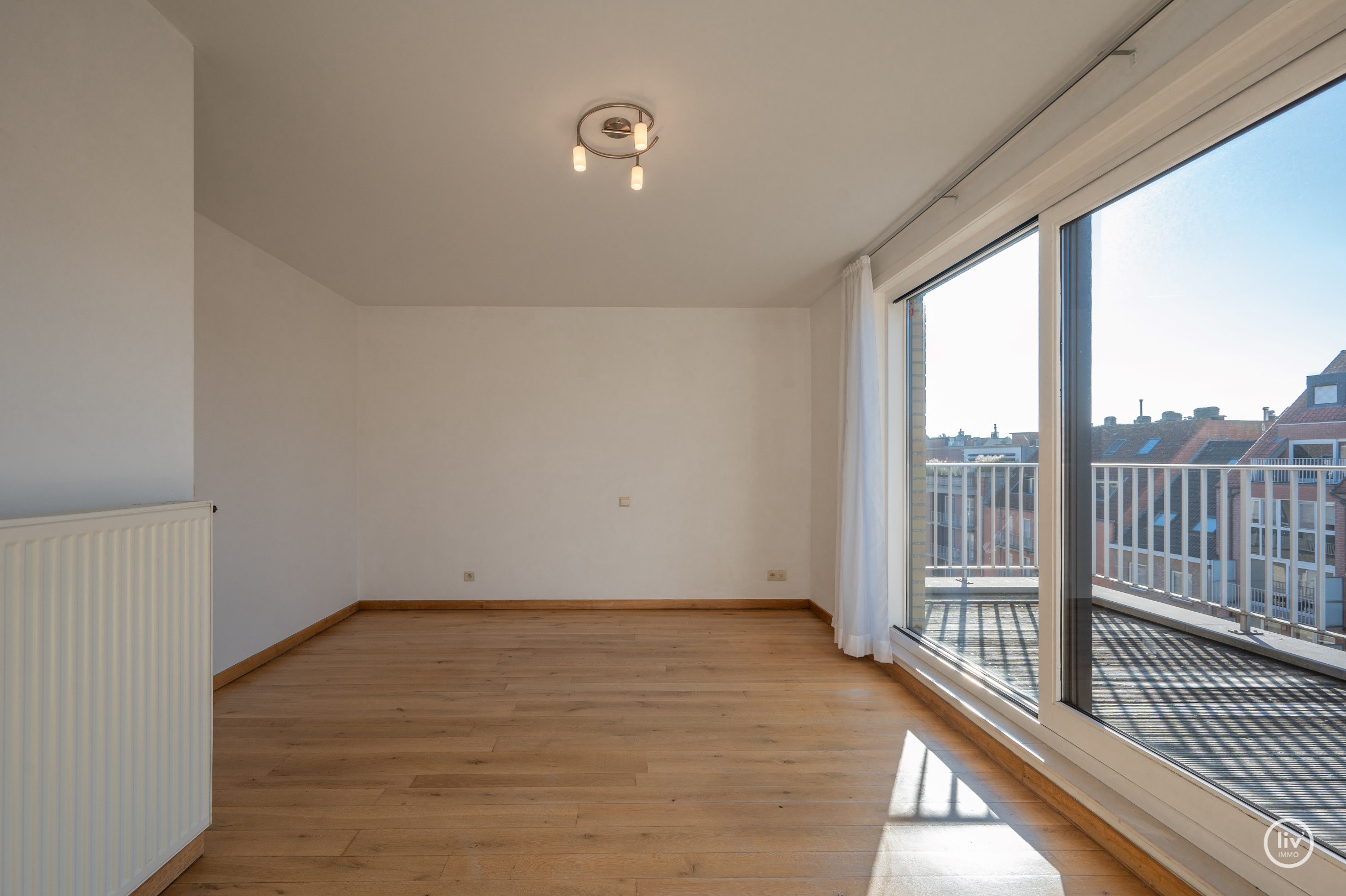 Aangename op te frissen duplex  met mooie terrassen centraal gelegen op de Leopoldlaan te Knokke. 