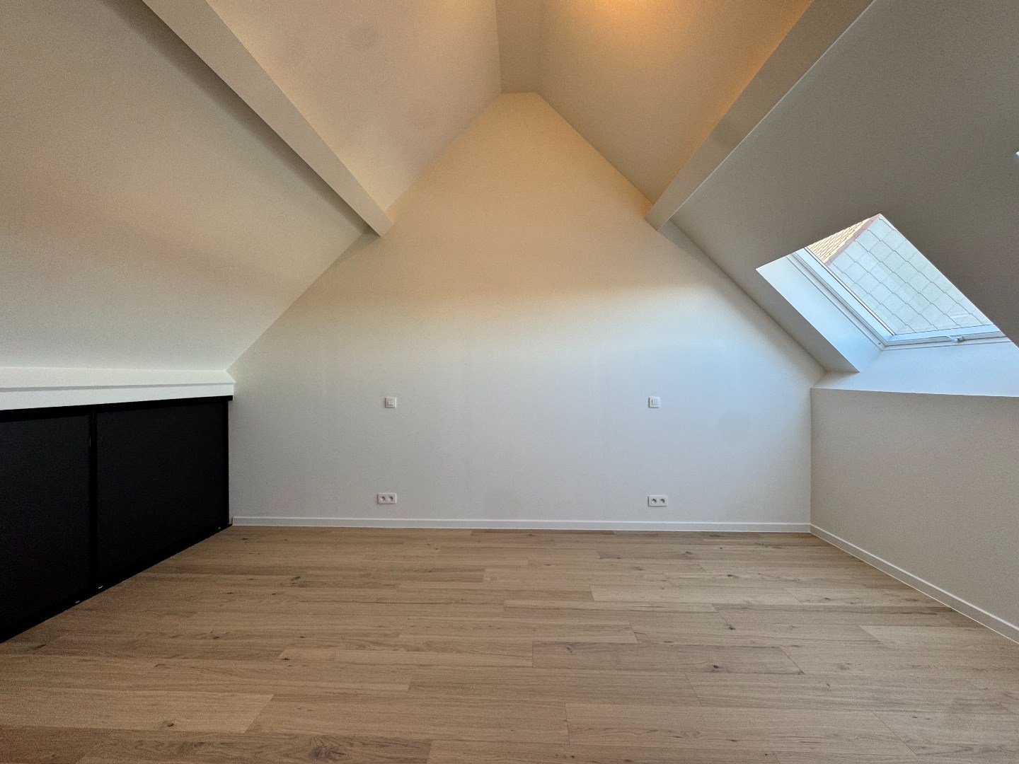 Instapklare, gerenoveerde woning met tuin, uitweg en carport 