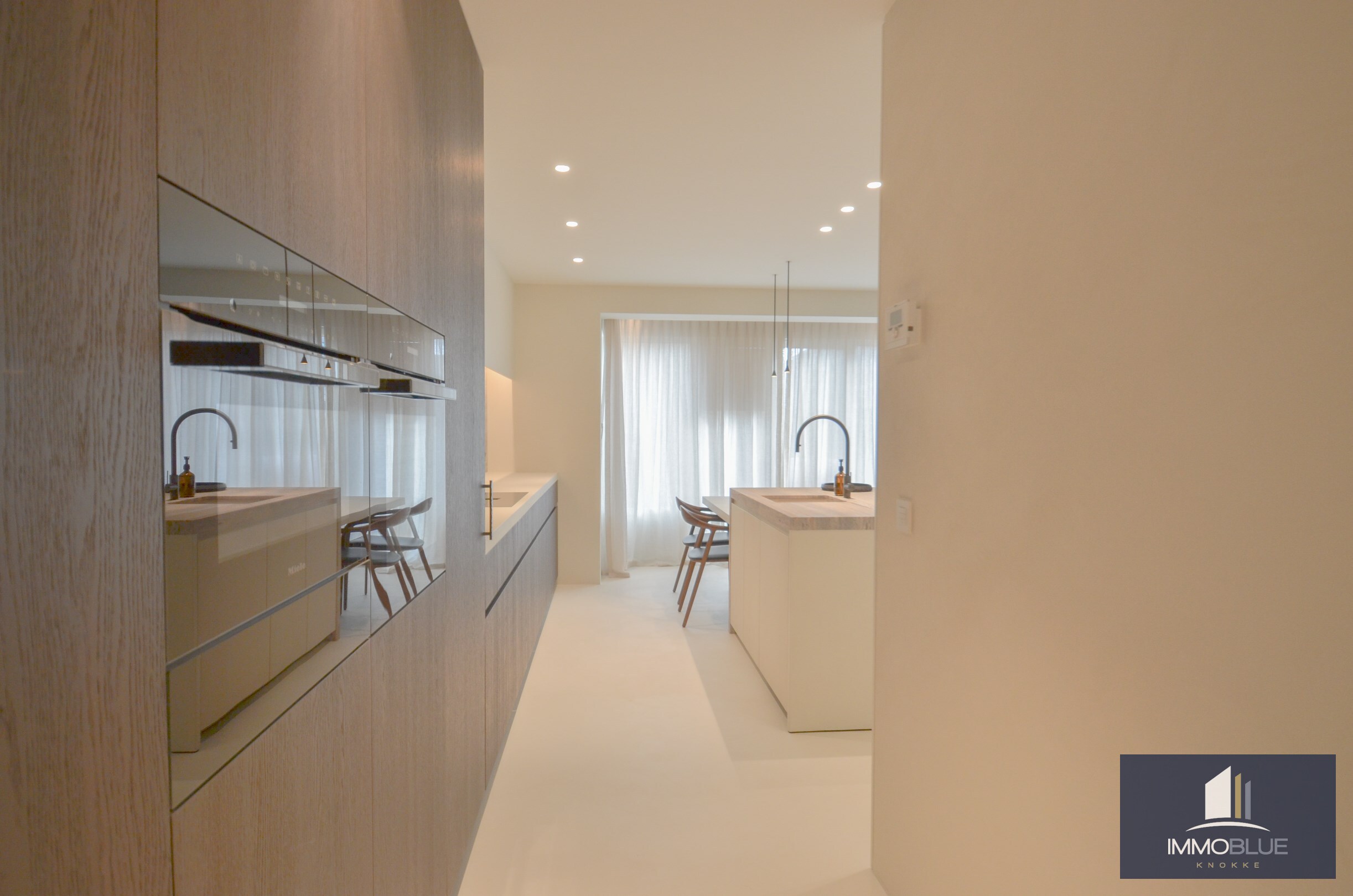 Uitzonderlijk ,tijdloos volledig gerenoveerd appartement met een open zicht . 