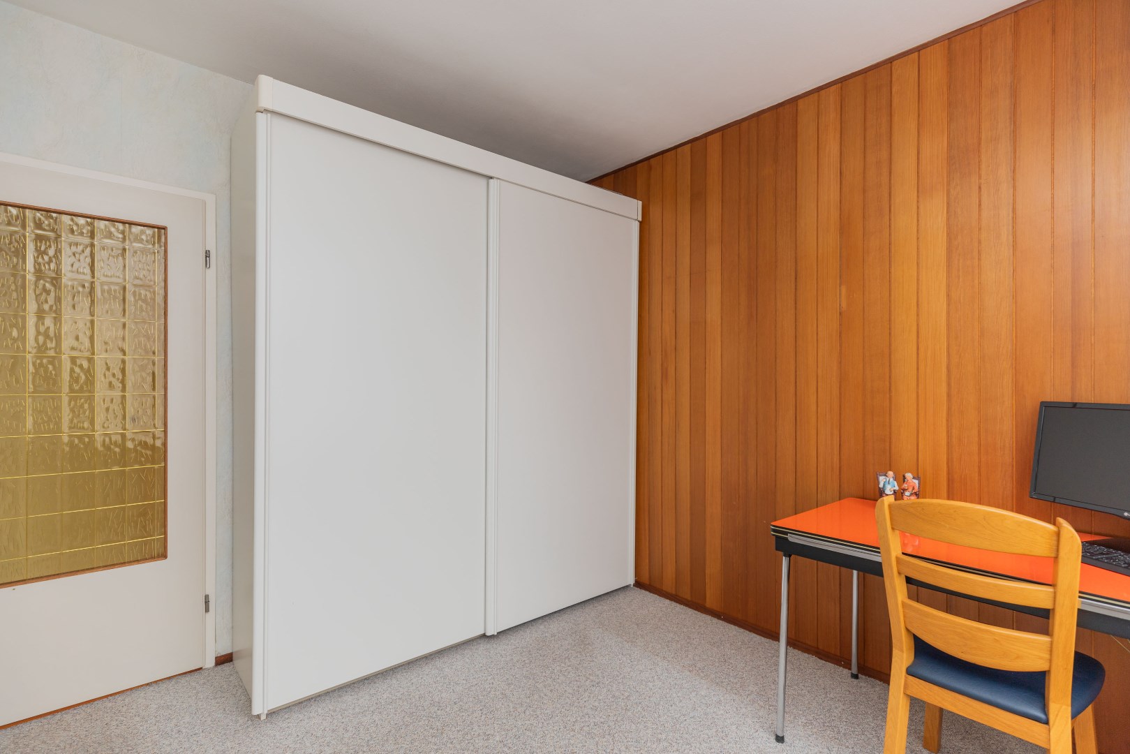 Dit prachtige 3-kamer HOEK appartement op de eerste etage met ondergelegen garage ligt in de gewilde wijk Oost in Ridderkerk. 
