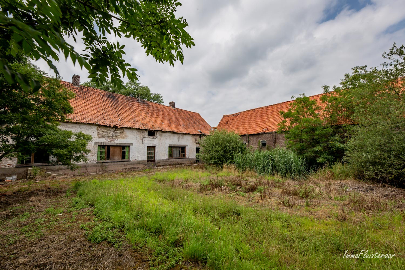 Historische gesloten vierkante hoeve op circa 2ha. 