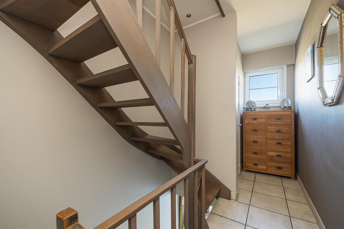 Zeer ruime bel-&#233;tage woning in een rustige woonwijk! 