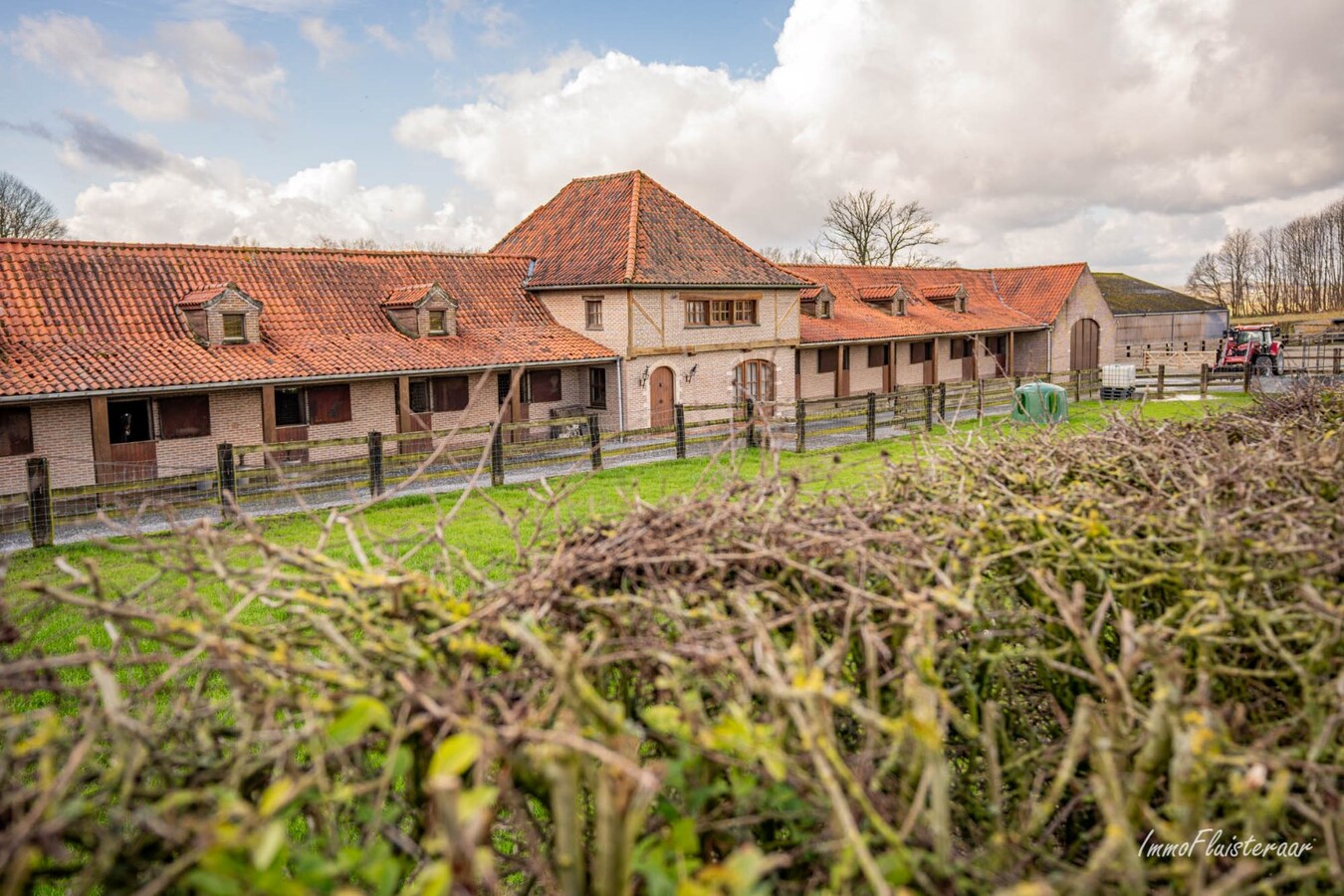 Prachtig paardencomplex met bedrijfswoning, ca. 33 stallen en binnenpiste op meer dan 5,6ha te Bever (Vlaams-Brabant) 