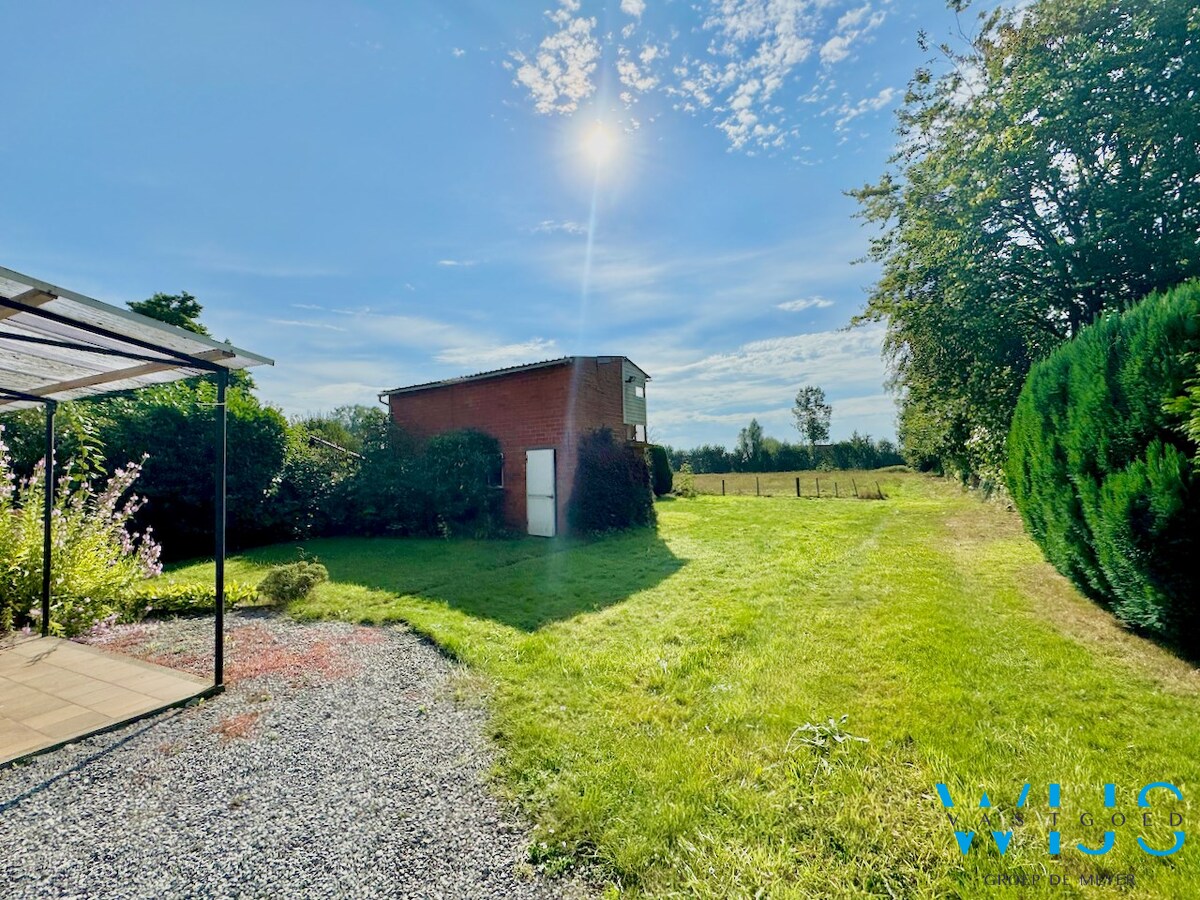 Woonhuis op een perceel van 3.848 m&#178; te Sleidinge ! 