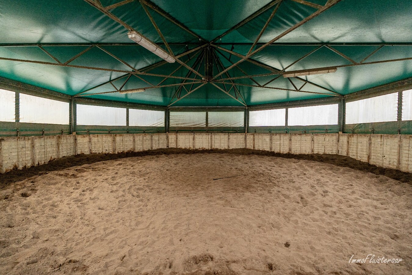 Hippisch complex op ca. 1,9 ha te Rijkevorsel Vergunning voor binnenpiste (60m x 30m) aanwezig! 