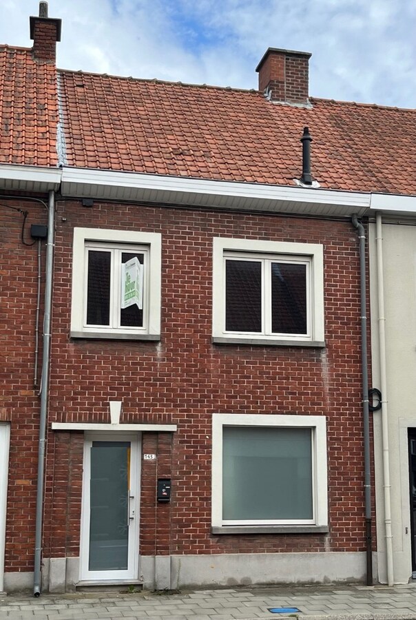 Centraal gelegen, verzorgde 4 slpk-woning met tuin en grote garage, tussen Rumbeke en Roeselare 