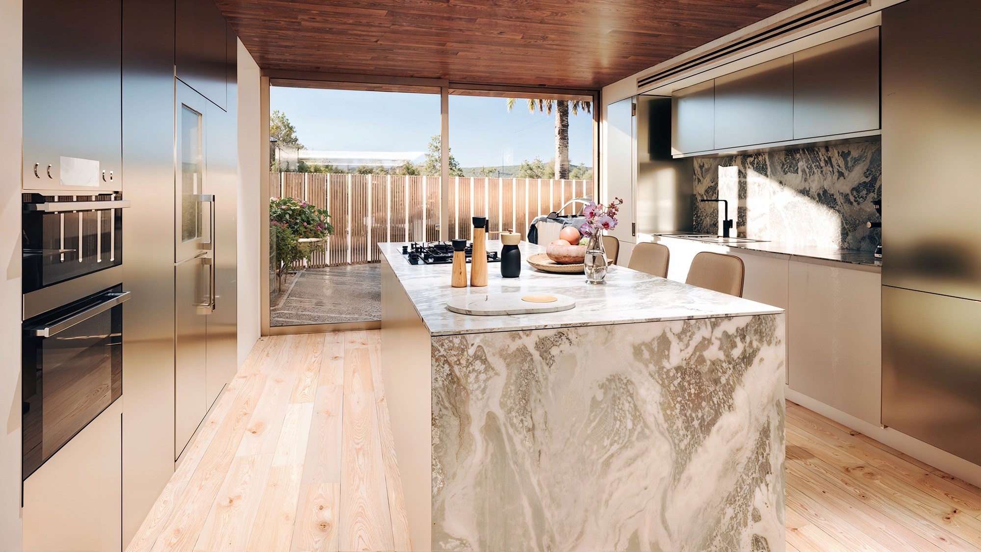 Twin Senses Villas is een exclusief project van 15 prachtige vrijstaande villa&#39;s met vier slaapkamers, gelegen in El Campanario tussen Estepona en Marbella. 