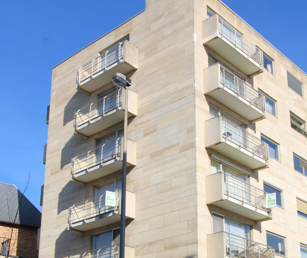 Zonnig appartement met 2 slaapkamers en autostandplaats te centrum Roeselare 