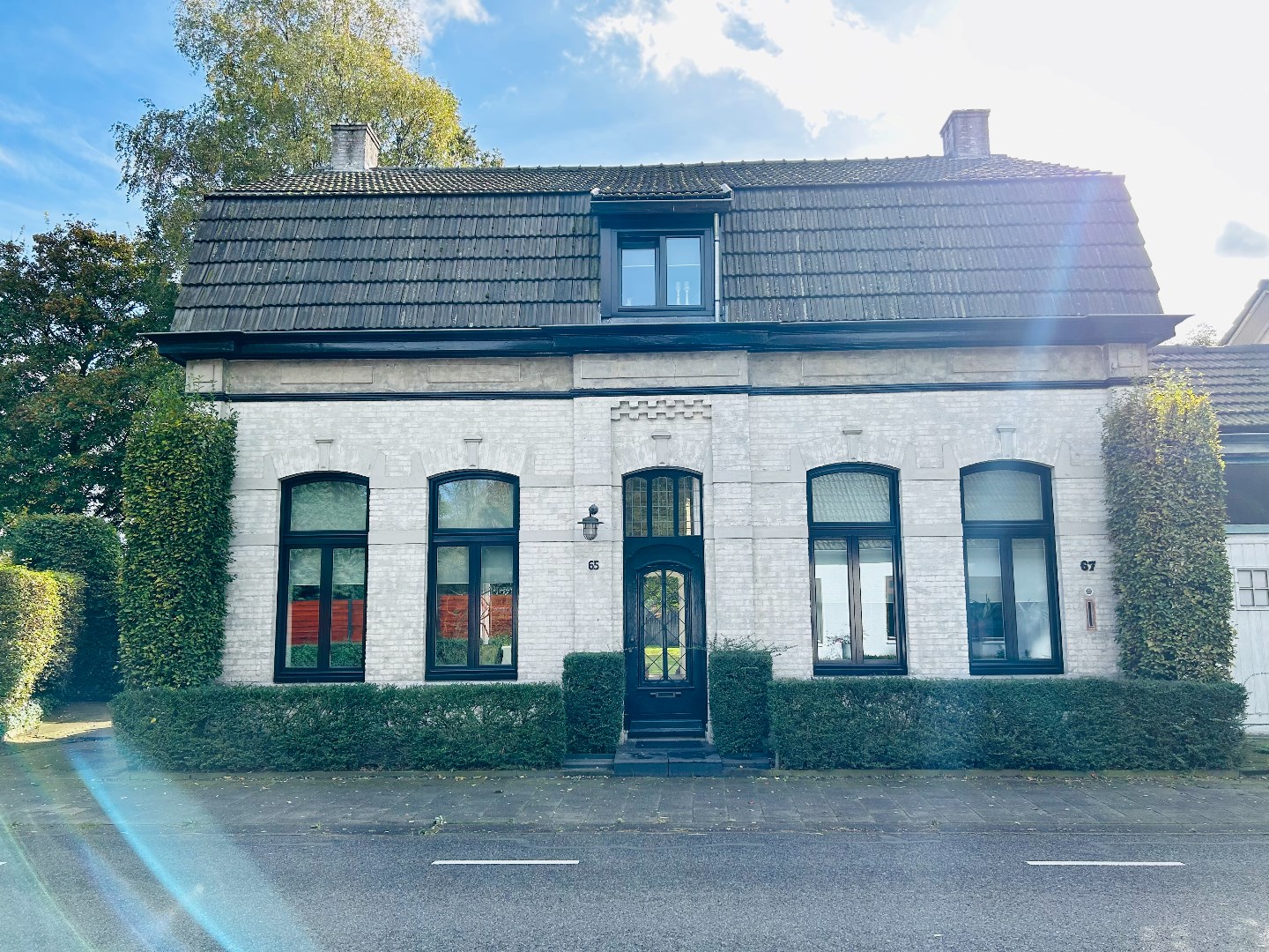 Wat een sfeervolle woning met een rijke geschiedenis is dit! Het oude grenskantoor van Budel zit vol met mooie authentieke details en is gelegen op een prachtig groot perceel. Energielabel  D. 