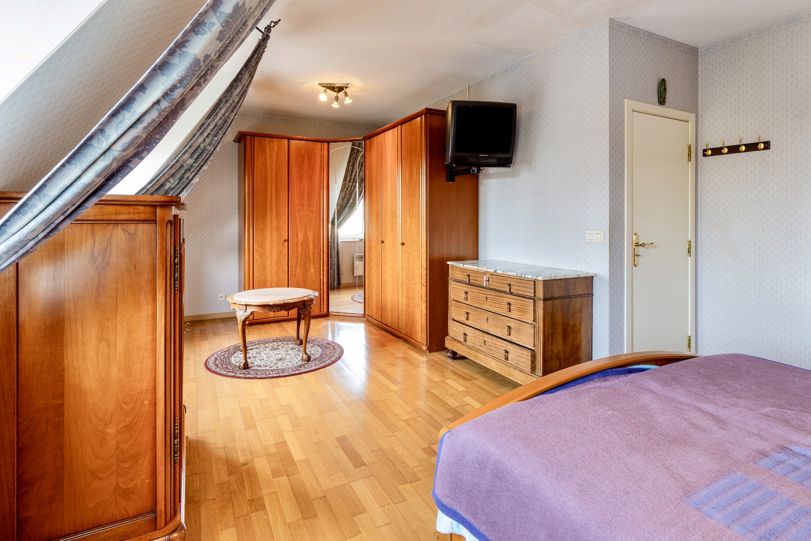 2 slaapkamer appartement  met kelder en garagebox in centrum Halle 
