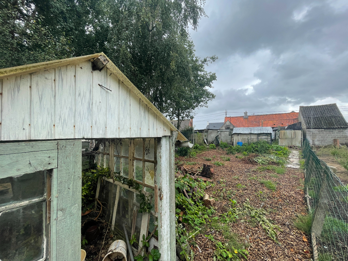 2 ruime grondig te renoveren/af te breken woningen met een gezamelijke grondoppervlakte van 912 m&#178; 