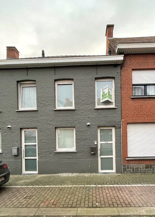 Gerenoveerde rijwoning met 2 ruime slaapkamers en koer te centrum Roeselare (vrij 1/10/2024) 