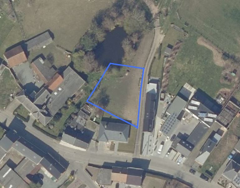 Striking property to renovate on approximately 3ha with outbuildings, football fields, meadows, pond and construction land for sale (Bavegem). 