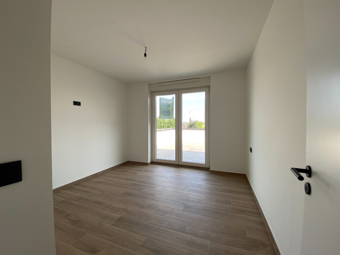 Nieuwbouw luxe appartement op de eerste verdieping met 2 grote terrassen, 2 slaapkamers en mogelijkheid om een garage bij te huren. 