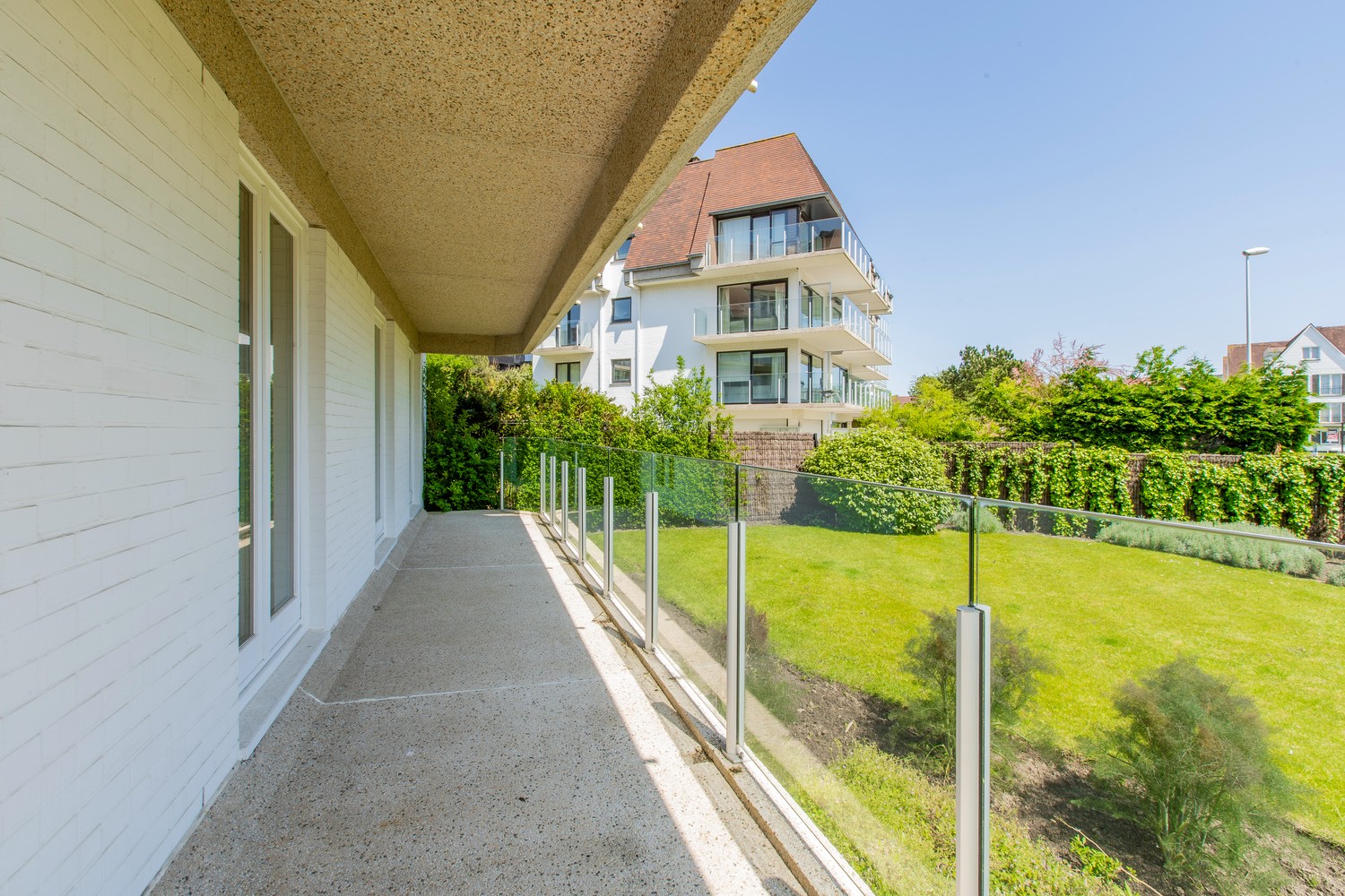 Appartement d&#39;angle lumineux de plus de 180m2, situ&#233; au calme dans une r&#233;sidence villa &#224; quelques pas de la digue plage Albert et du Royal Zoute Tennis Club, &#224; hauteur de la Wandeldijk dans le Zoute. 