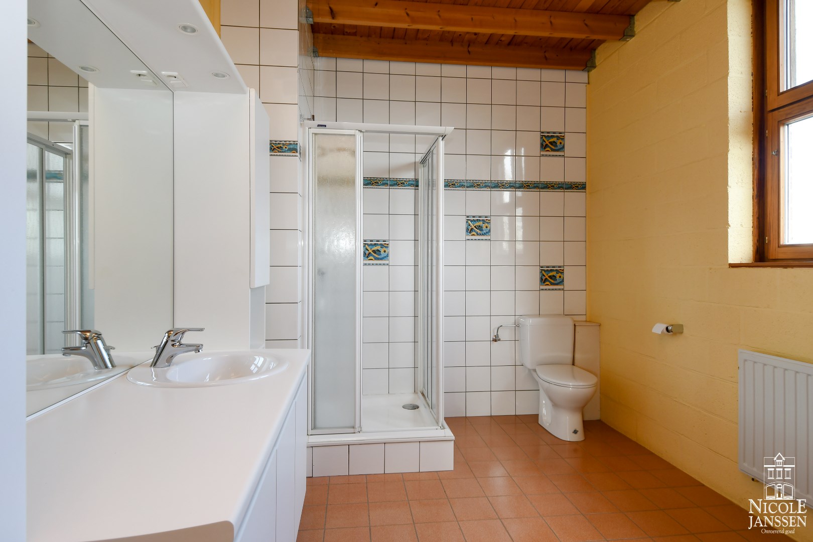 Aansluitende tweede badkamer met douche, toilet en wastafel