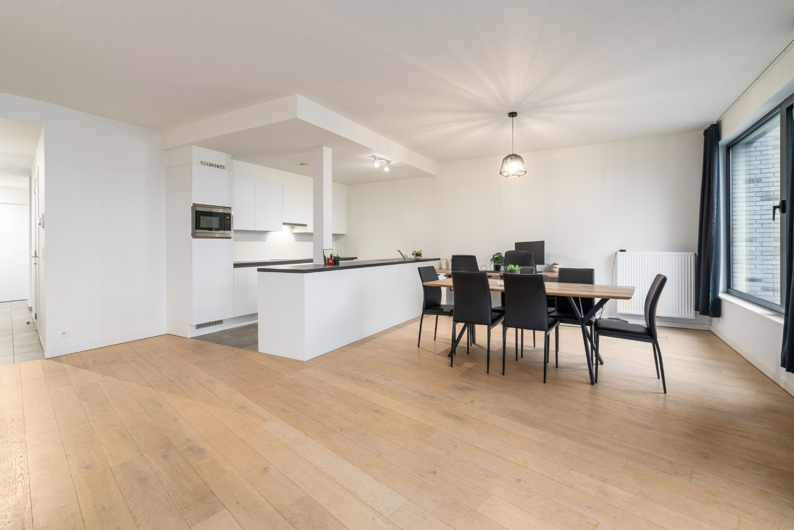 Ruim, modern 2 slaapkamer appartement met staanplaats 