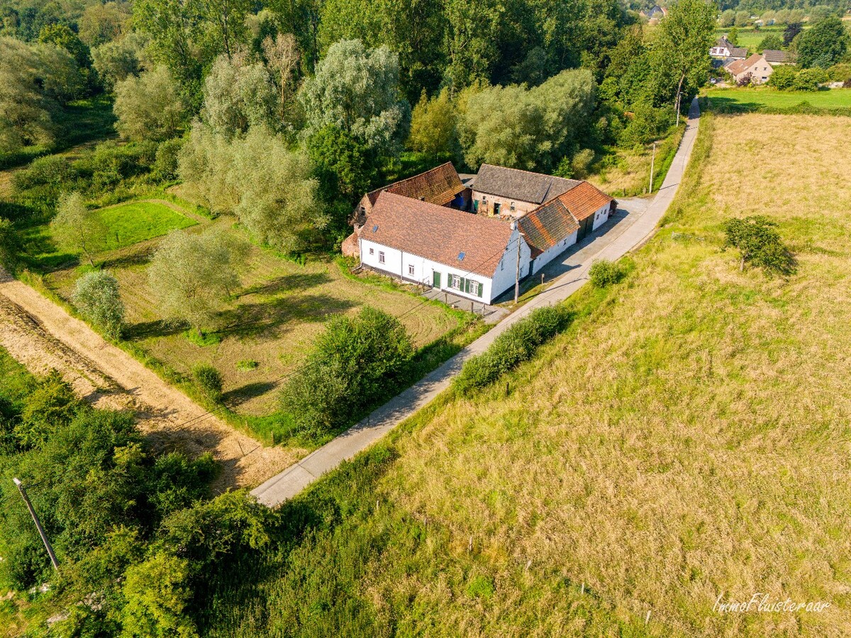 Idyllisch gelegen te renoveren vierkantshoeve met bijgebouwen 