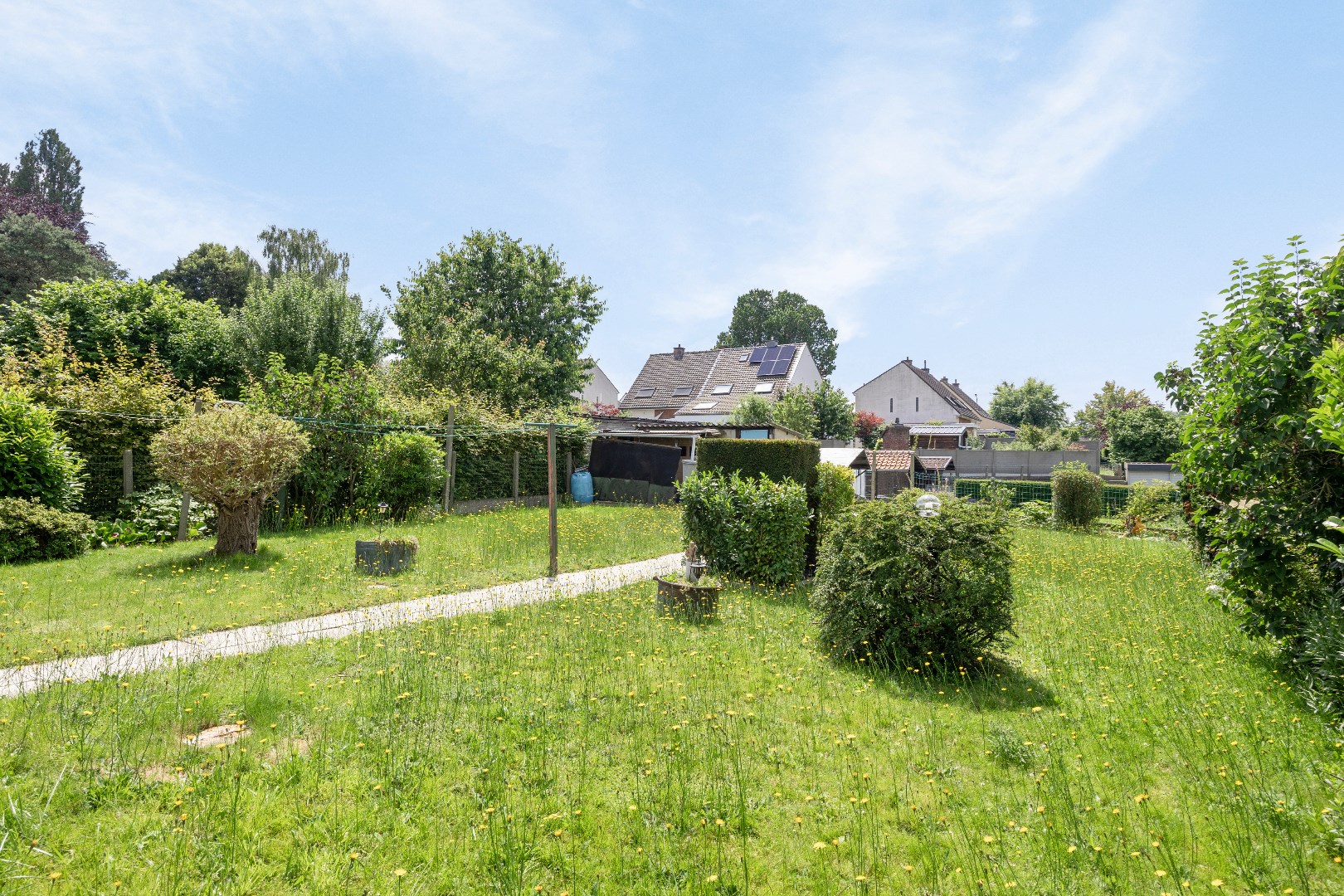 Te renoveren bungalow met 2 &#224; 3 slaapkamers, ruime garage en zuidwest ge&#246;rienteerde tuin 