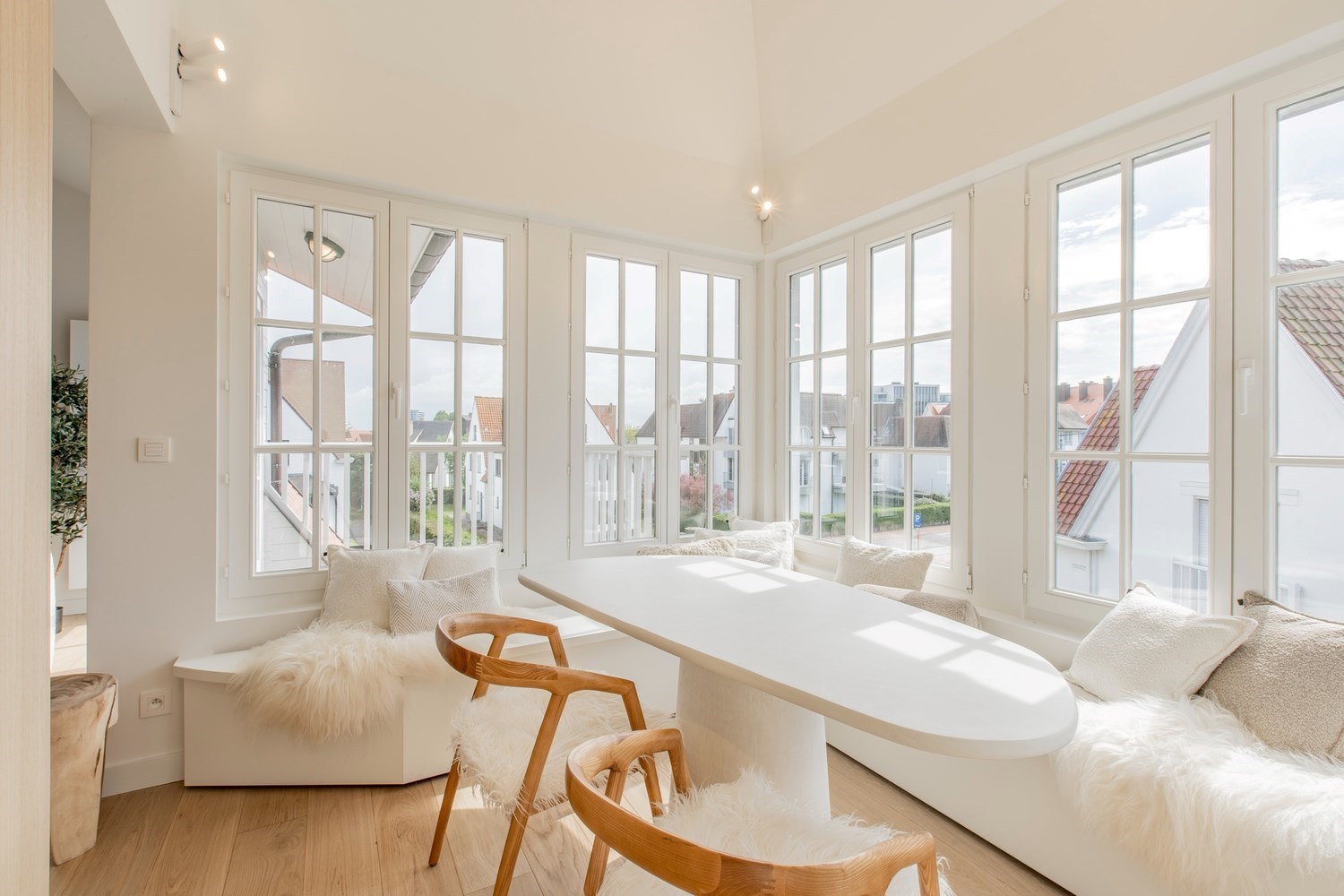 Penthouse lumineux avec agr&#233;ables terrasses ensoleill&#233;es, &#224; seulement 50m &#224; pied de la digue d&#39;Albertstrand. 