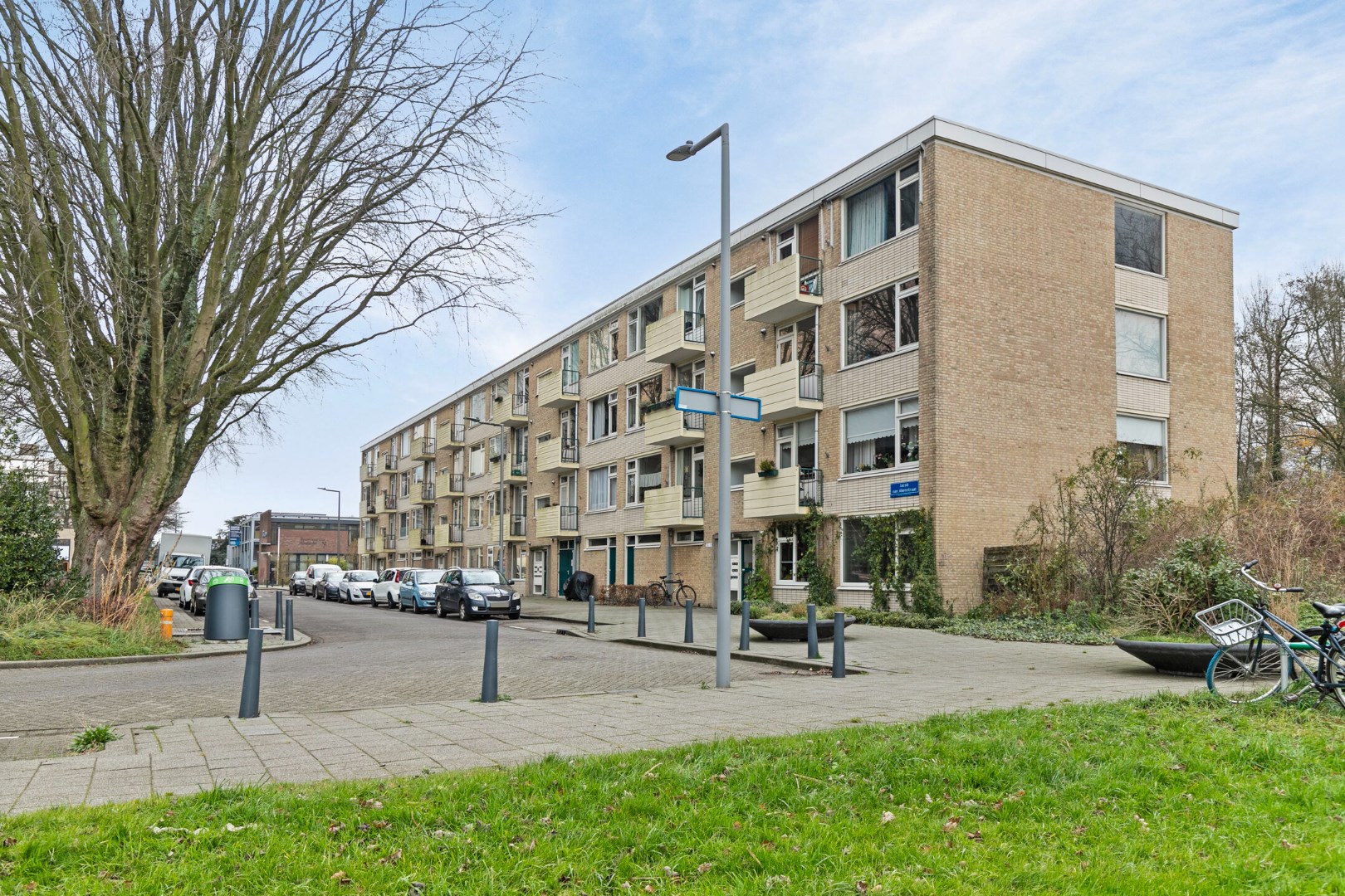 Handige starters  opgelet dit is uw kans ! 3 kamer appartement van 74 m2 op de 1e etage op Top locatie. 