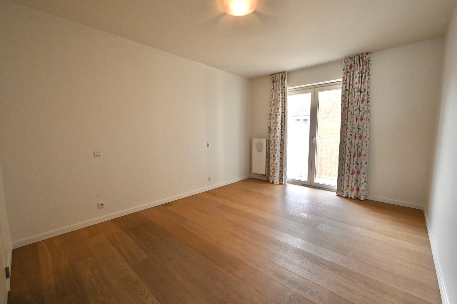 ONGEMEUBELD - Woonappartement in een rustige residentie, op de Lippenslaan (10m fa&#231;ade!). 