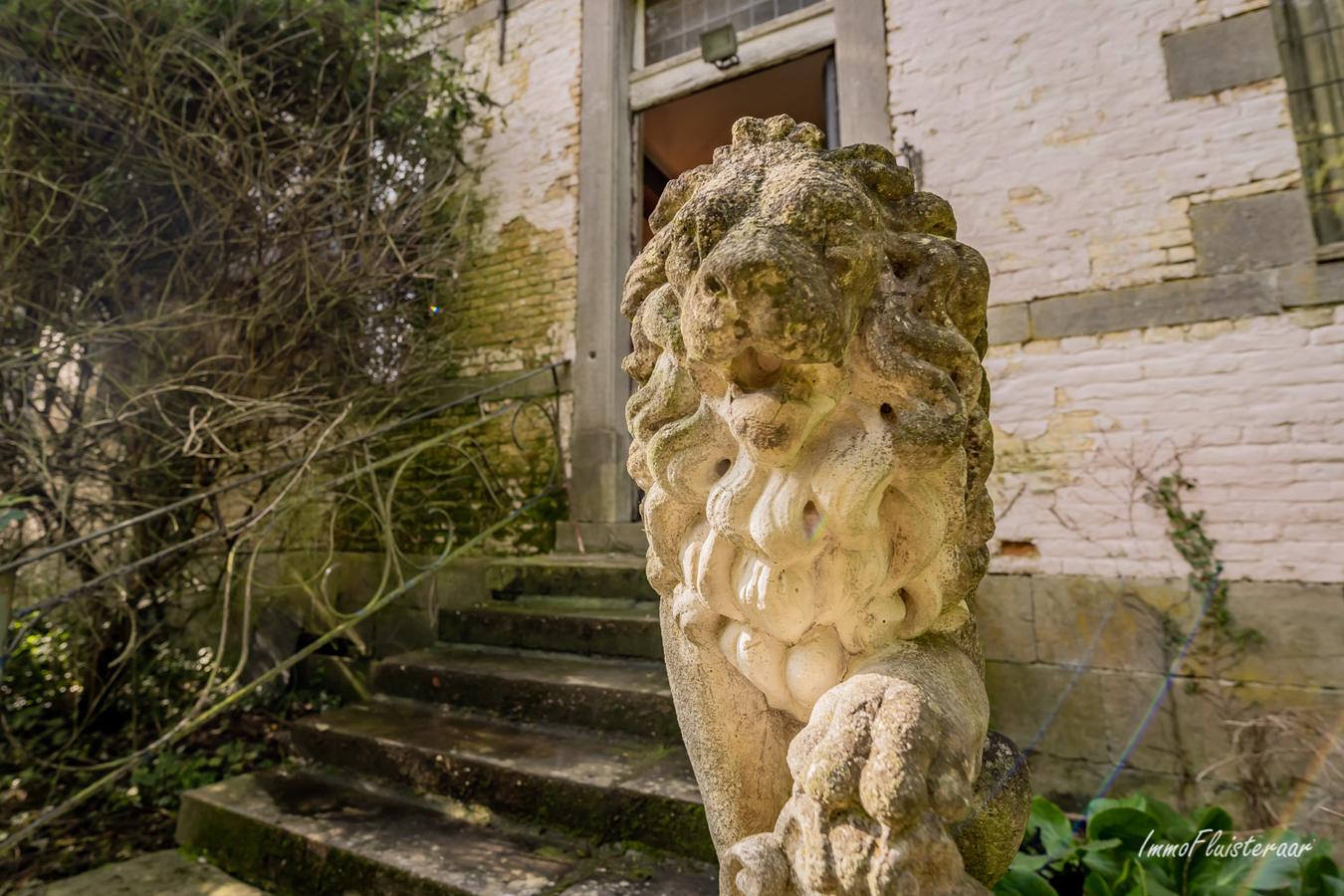 Te renoveren karaktervolle historische hoevewoning met stallingen, binnenkoer, dreef en weiland op ca. 1,36ha te Rebecq (Waals-Brabant) 