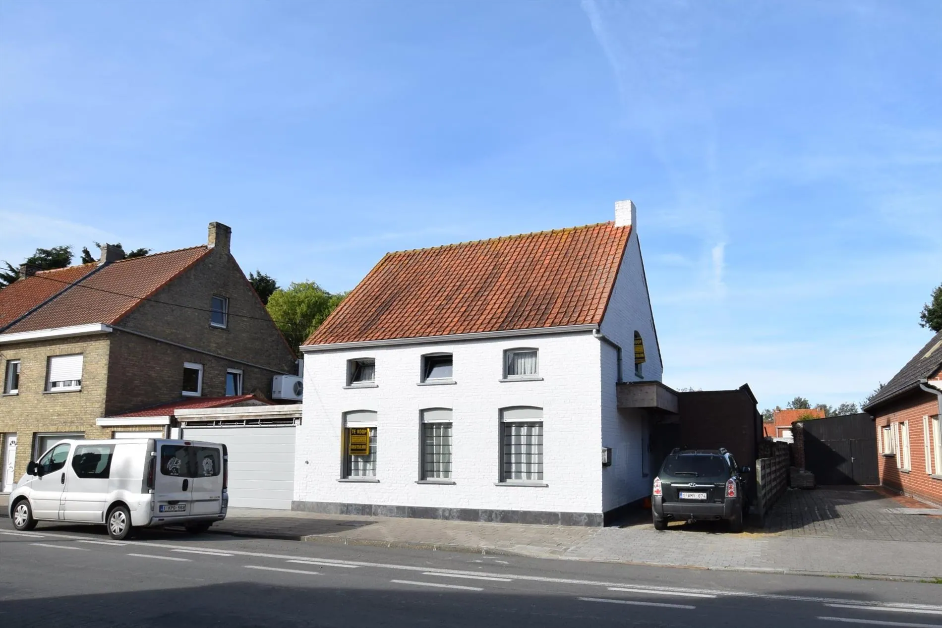 Alleenstaande woning op 1054 m² met atelier en dubbele garage.