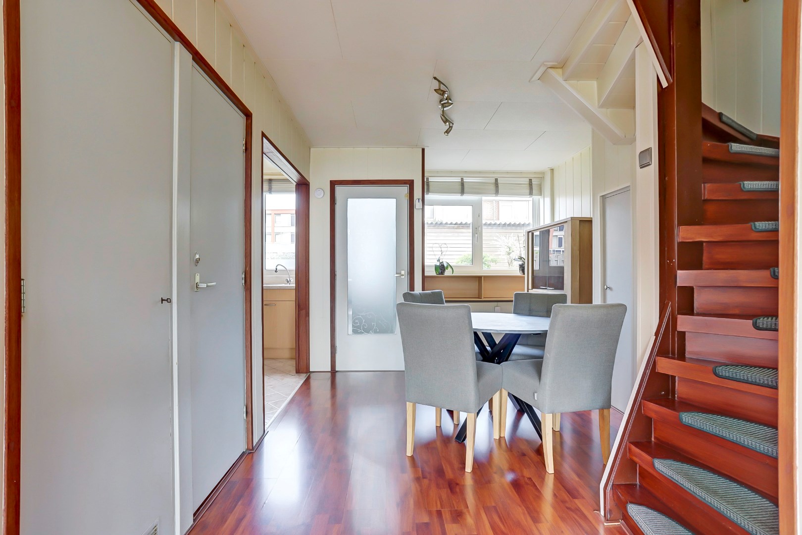 Leuke starters hoekwoning op 206 m&#178; eigen grond met 4- (voorheen 5) kamers, kunststof kozijnen en zonnige brede tuin! 