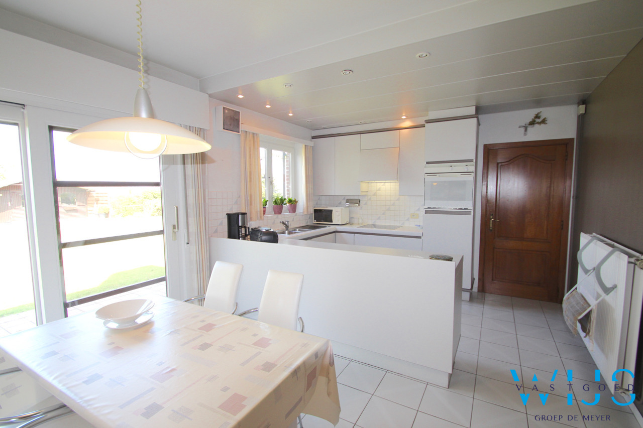 Prachtige instapklare en ruime woning op 1547m&#178;  te OOSTEEKLO 